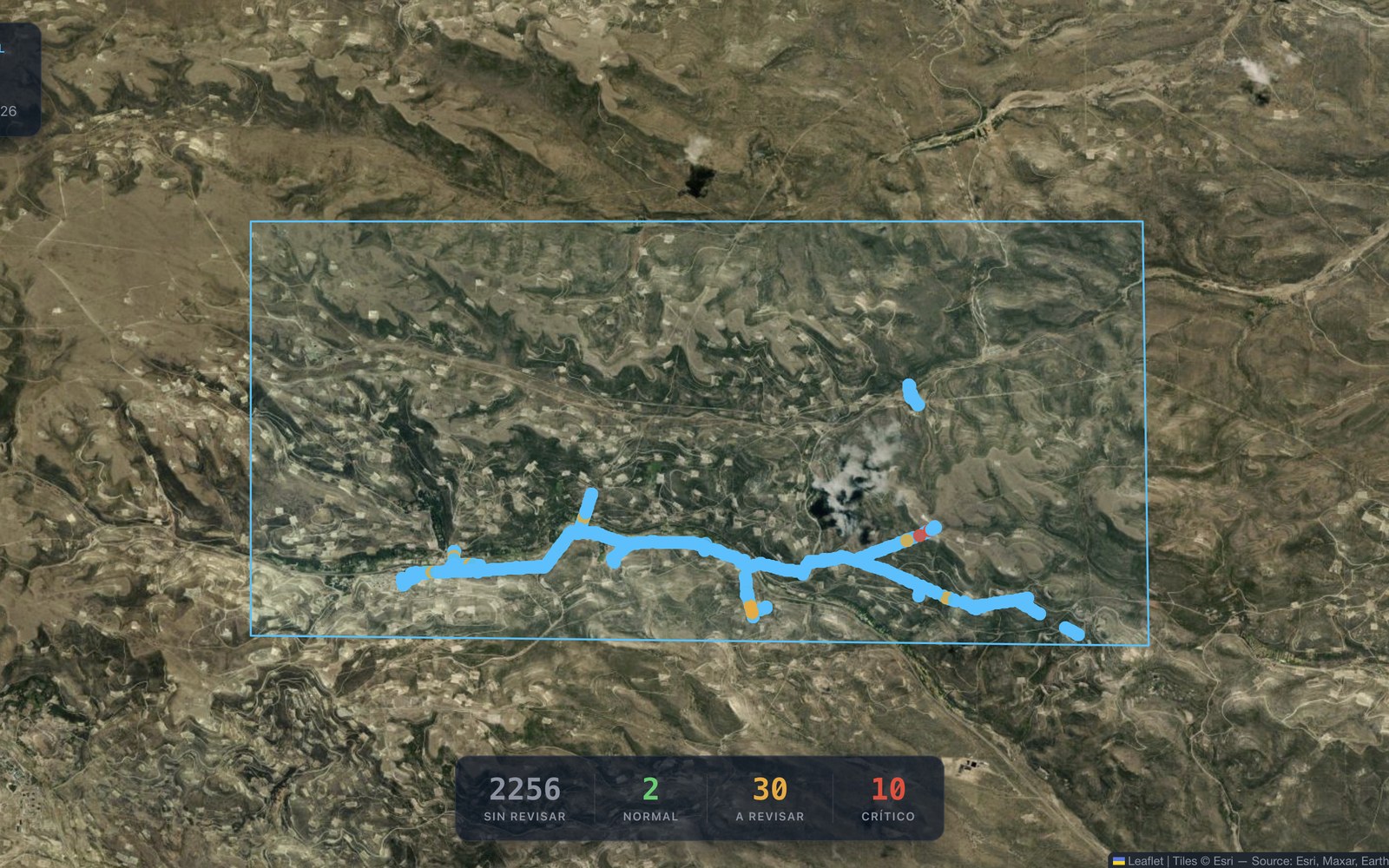 Mapa satelital con el trazado volado y los hallazgos por severidad